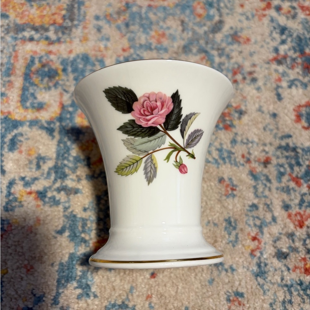 Wedgwood Hathaway Rose small floral vase/cup